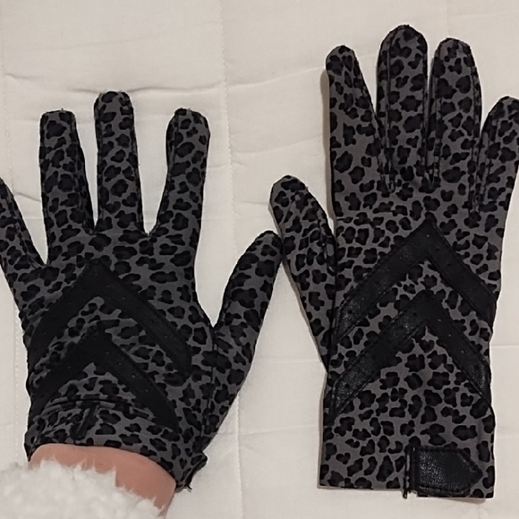 Isotoner Black and Gray Patterned Gloves - Picture 4 of 8
